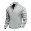Detaillierte Aufnahme des Stehkragens und Reißverschlusses eines grauen Fleece-Pullovers. - S / Tops / Hellgrau