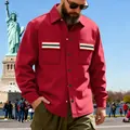 Nahaufnahme einer dicken roten Herren-Arbeitsjacke mit gestreiften Taschenklappen im Freien - S / Tops / Rot