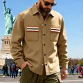 Herren-Workwear-Jacke in Khaki mit gestreiften Taschen im New Yorker Außenbereich. - S / Tops / Camel