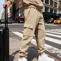 Pantaloni cargo beige da uomo con motivo a quadri in rilievo e comode tasche laterali - S / Bottoms / Cachi
