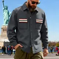 Veste de travail grise pour homme avec détails rayés devant la Statue de la Liberté - S / Tops / gris foncé