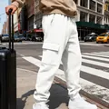 Pantaloni cargo bianchi da uomo con motivo jacquard e design a tasche multiple - S / Bottoms / Bianco