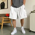 Pantaloncini cargo bianchi larghi da uomo con elastico in vita e tasche - S / Bottoms / Bianco