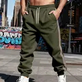 Pantaloni della tuta da uomo in pile verde oliva con strisce laterali stile urbano - S / Bottoms / Verde Militare