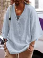 Camicia da uomo azzurra a maniche medie con scollo a V profondo e lacci in stile casual - Celeste / XS