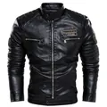 Détail de face d'une veste de moto en similicuir noir pour homme avec plusieurs fermetures - 3XL / Tops / Noir