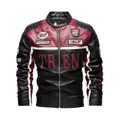 Dettaglio ravvicinato di una giacca in ecopelle stile racing con patch e ricami cool - S / Tops / Nero