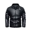 Vista dettagliata di una giacca in pelle nera da uomo con colletto alla coreana - S / Tops / Nero
