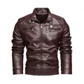 Giacca da moto classica da uomo in ecopelle marrone con tasche con zip e collo a lupetto - L / Tops / Borgogna