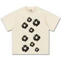 Cremefarbenes Baumwoll-T-Shirt mit schwarzem Popcorn-Blumendruck im amerikanischen Streetstyle. - S / Tops / Creme