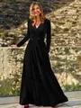 Vue complète de l'élégante robe maxi en velours noir à col en V avec noeud à la taille - S / Tops / Noir