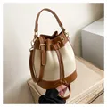 Sac seau rétro bicolore avec cordon de serrage en cuir texturé crème et finitions marron - Blanc Brun