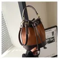 Sac seau à cordon bicolore marron et beige en cuir grainé de style vintage - Marron