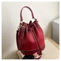 Sac seau élégant en cuir rouge avec surpiqûres blanches contrastées et cordon de serrage - Rouge