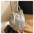Élégant sac seau argenté avec une texture en cuir grainé et fermeture par cordon - Argent