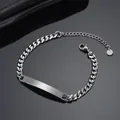 Detailansicht eines minimalistischen Edelstahl-Cuban-Armbands mit einer gravierbaren Platte - Stahl Glatt