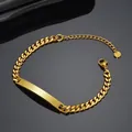 Nahaufnahme eines vergoldeten Edelstahl-Panzerkettenarmbands mit glattem Steg-Detail. - Gold Poliert