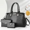 Detailansicht eines schwarzen 3-teiligen Taschensets mit Krokoprägung und Glanz - 33*14*21 / 3-teiliges Set / Schwarz