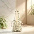 Primo piano della borsa fatta a mano color crema con motivo geometrico per l'estate - Borsa Tote Intrecciata Francese / Bianco Sporco