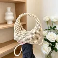 Dettaglio della borsa artigianale in perline di legno crema con tracolla - Borsa a Mezzaluna a Tracolla Francese