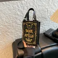 Einzigartige schwarze Umhängetasche in Buchform für Damen mit goldenem 'Book of Spells'-Druck - Zauberbuch Stil 1