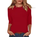 Vue détaillée d'un t-shirt rouge classique pour femmes à col rond et manches 3/4 - S / Haut / Rouge