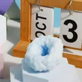 Hellblauer Donut-Quetschspielzeug mit Wolkenstruktur zur Stressbewältigung und Entspannung - Blaubeerblauer Bubble Ball [kostenlose Luftpumpe Inklusive]