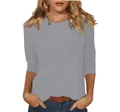 Détail en gros plan d'un t-shirt gris à col rond avec des manches 3/4 élégantes sur modèle. - S / Haut / Gris clair