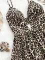 Dettaglio del vestito leopardato sexy con scollo a V profondo e design cut-out in vita. - S / Bottoms / Leopardo 2