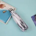 Isolierte Trinkflasche aus Edelstahl mit weißem Marmormuster und Silberkappe - 500ml / Weißer Marmor