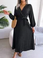 Elegantes schwarzes plissiertes Maxikleid mit V-Ausschnitt, langen Ärmeln und Gürtel. - S / Oberteil Und Unterteil / Schwarz