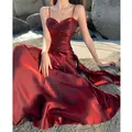 Elegantes glänzendes rotes Meerjungfrau-Rüschenkleid für Abendpartys mit Spaghettiträgern - S / Tops / Rot