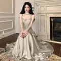 Elegantes champagnerfarbenes Abendkleid aus Satin mit schmalen Spaghettiträgern - S / Tops / Silbergrau