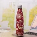 Isolierte rote Edelstahl-Wasserflasche mit elegantem Hirsch- und Blumenmuster - 500ml / Roter Hintergrund Rentier