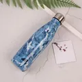 Isolierte Trinkflasche aus 304 Edelstahl mit blauem Marmormuster im Cola-Flaschen-Stil - 500ml / Blauer Marmor