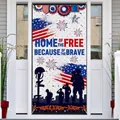 Patriotisches Banner zum US-Unabhängigkeitstag an einer weißen Tür im Detail betrachtet - Unabhängigkeitstag Soldat (CH-25072728) / 90x180cm