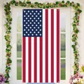 Nahaufnahme des Independence Day Türbanners mit US-Flagge an einer weißen Veranda hängend. - Unabhängigkeitstag Sterne und Streifen (CH-25072730) / 90x180cm