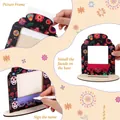 Detailansicht der DIY Tag der Toten Holzfotorahmen Montage und Personalisierung - Zufälliger Stil / Bunt