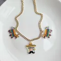 Detailaufnahme von Acryl-Piñata- und Sombrero-Anhängern an einer mexikanischen Kette. - Fiesta Pinata und Sombrero Stil
