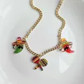 Detailansicht der mexikanischen Cinco de Mayo Halskette mit Chili- und Maraca-Anhängern - Chili und Maracas Stil