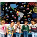 Kinder posieren vor einem bunten Banner für den Monat des hispanischen Erbes. - Spanischstämmiges Kulturerbe Monat Karte Stil (CH-25072937) / 95x75cm