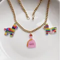 Vue détaillée d'un collier en acrylique Cinco de Mayo avec des charms piñata et tequila - Style Pinata et Bouteille de Tequila