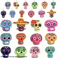 Set van kleurrijke Mexicaanse Dag van de Doden houten schedel hangende ornamenten - 8cm / Dag van de Doden Schedels (12 stuks)