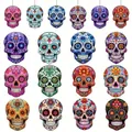 16er Set bunte mexikanische Zuckerschädel Holzanhänger für die Halloween-Partydeko. - 8cm / Traditionelle Bemalte Schädel AS (12 Stück)