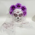 Vista dettagliata della maschera di Halloween Giorno dei Morti con fiori viola e velo di pizzo - Maschera Giorno dei Morti Fiore Viola con Velo Bianco