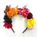 Primer plano de diadema floral colorida con rosas artificiales y mariposas para fiestas. - Estilo Naranja Azul (FG185-1)