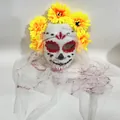 Dettaglio della maschera del Giorno dei Morti con fiori gialli e velo insanguinato - Maschera Giorno dei Morti Fiore Giallo con Velo Bianco