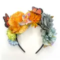 Primer plano de rosas naranjas y detalle de mariposa monarca en esta diadema de fiesta - Estilo Naranja Amarillo (FG185-4)