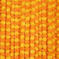 Primer plano de guirnaldas de caléndulas artificiales naranjas y amarillas festivas - 30 Flores / 150cm / 1 Amarillo 1 Naranja