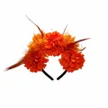Détail du bandeau à fleurs orange avec plumes pour Halloween et le Jour des Morts - Orange